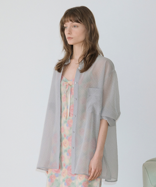 SINOON（シヌーン）の「Sheer Glow Shirt (Grey)（シャツ/ブラウス・レディース・チャコールグレー・FREE）」の2枚目の写真