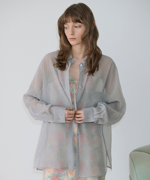 SINOON（シヌーン）の「Sheer Glow Shirt (Grey)（シャツ/ブラウス・レディース・チャコールグレー・FREE）」の3枚目の写真