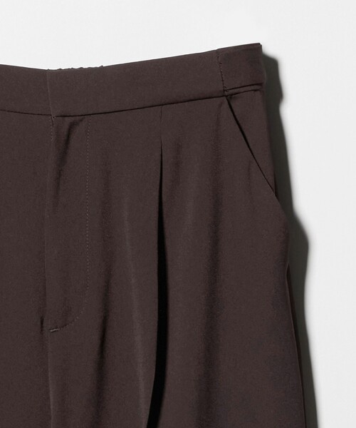 A DAY IN THE LIFE UNITED ARROWS（アデイインザライフユナイテッドアローズ）の「ライトジョーゼット タックワイドパンツ ‐マシンウォッシャブル‐＜A DAY IN THE LIFE＞（その他パンツ・レディース・ダークグレー/ブラック/ダークブラウン・36/38）」の5枚目の写真