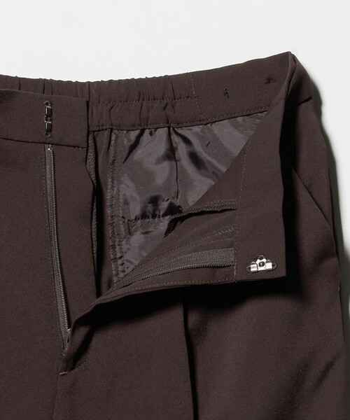 A DAY IN THE LIFE UNITED ARROWS（アデイインザライフユナイテッドアローズ）の「ライトジョーゼット タックワイドパンツ ‐マシンウォッシャブル‐＜A DAY IN THE LIFE＞（その他パンツ・レディース・ダークグレー/ブラック/ダークブラウン・36/38）」の6枚目の写真