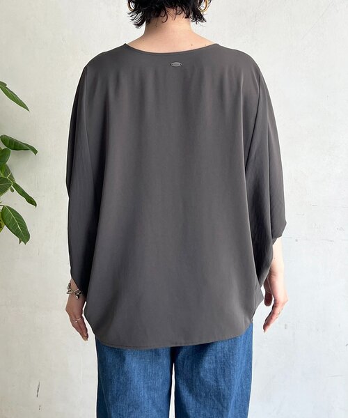 un dix cors(アンディコール)の「ワッシャーストレッチプルオーバー(シャツ/ブラウス・レディース・ブラック/モカ/チャコールグレー・FREE)」の6枚目の写真