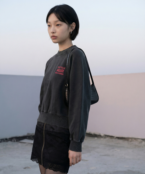 LENGAGEMENT(ランガージュマン)の「AGIR Salt-Washed Raglan Crop Sweatshirt (Black)(スウェット・レディース・ブラック・1/2)」の2枚目の写真