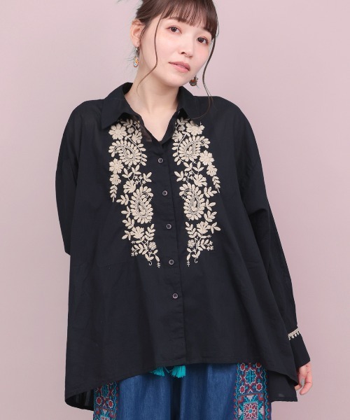 チチカカ(チチカカ)の「Rico ペイスリーフロル刺繍フレアシャツ(シャツ/ブラウス・レディース・ブラック/ライトブルー/アイボリー・FREE)」の2枚目の写真