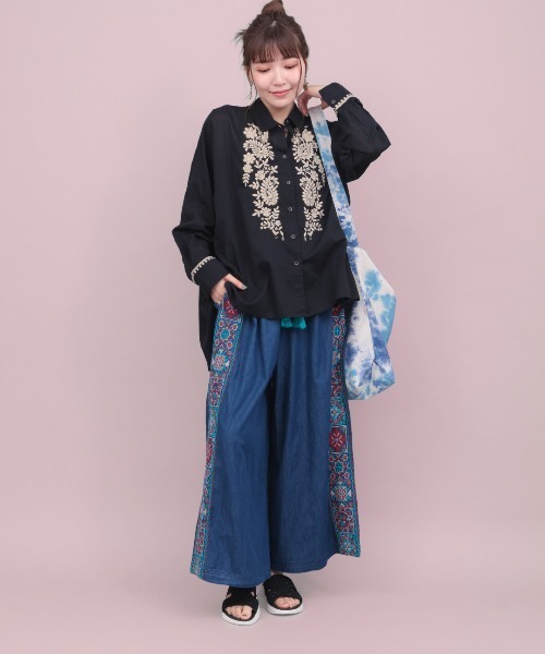 チチカカ(チチカカ)の「Rico ペイスリーフロル刺繍フレアシャツ(シャツ/ブラウス・レディース・ブラック/ライトブルー/アイボリー・FREE)」の4枚目の写真