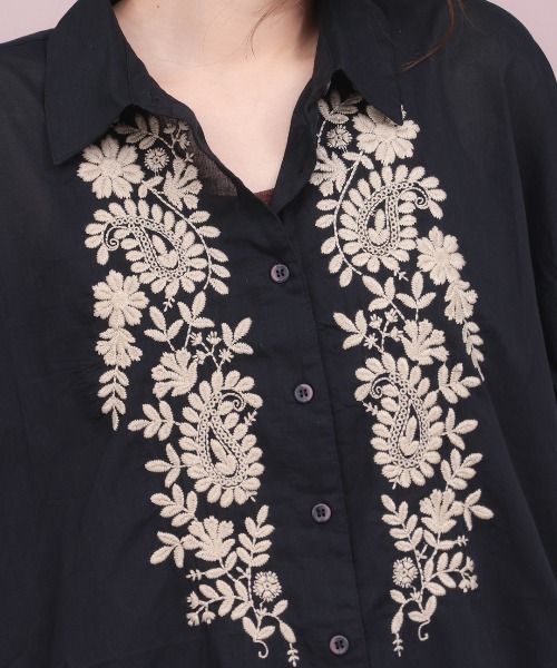 チチカカ(チチカカ)の「Rico ペイスリーフロル刺繍フレアシャツ(シャツ/ブラウス・レディース・ブラック/ライトブルー/アイボリー・FREE)」の5枚目の写真