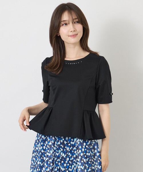 TO BE CHIC(トゥー ビー シック)の「【冨張 愛さん着用】ルミエール ビジューネックペプラムトップス(Tシャツ/カットソー・レディース・ライトブルー/ブラック/オフホワイト・40)」の2枚目の写真