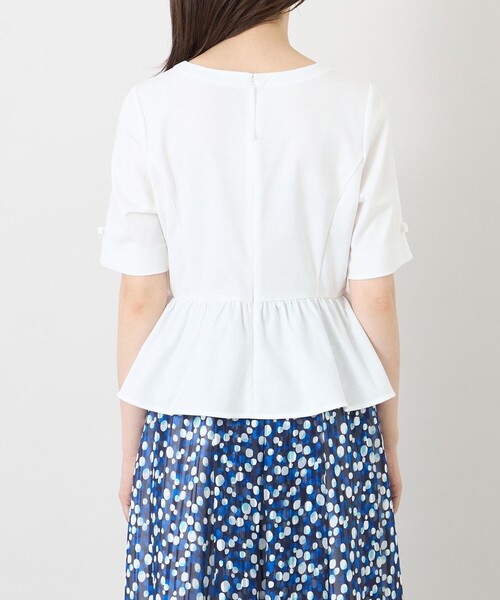 TO BE CHIC(トゥー ビー シック)の「【冨張 愛さん着用】ルミエール ビジューネックペプラムトップス(Tシャツ/カットソー・レディース・ライトブルー/ブラック/オフホワイト・40)」の8枚目の写真