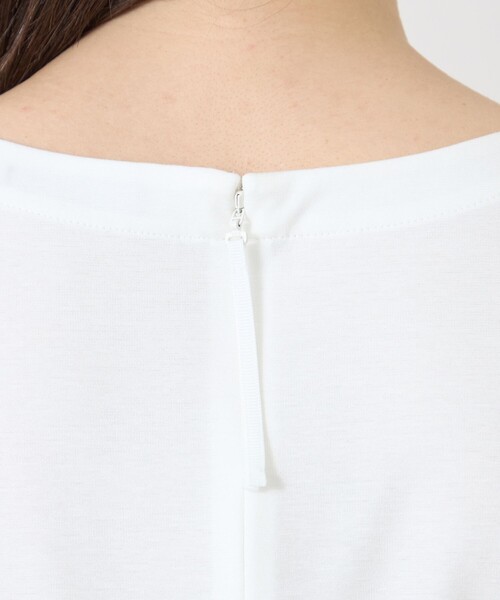 TO BE CHIC(トゥー ビー シック)の「【冨張 愛さん着用】ルミエール ビジューネックペプラムトップス(Tシャツ/カットソー・レディース・ライトブルー/ブラック/オフホワイト・40)」の6枚目の写真