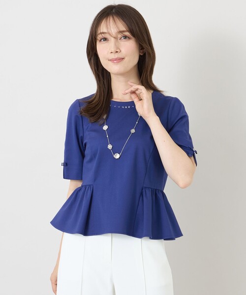TO BE CHIC(トゥー ビー シック)の「【冨張 愛さん着用】ルミエール ビジューネックペプラムトップス(Tシャツ/カットソー・レディース・ライトブルー/ブラック/オフホワイト・40)」の4枚目の写真