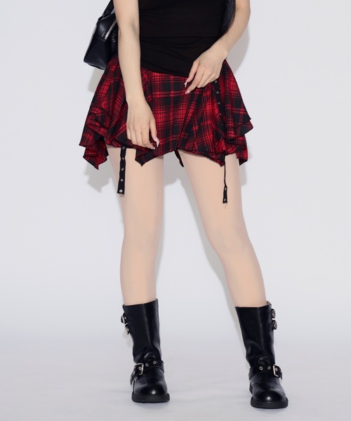 tinkerend(ティンカーエンド)の「Asymmetrical Belt Mini Skirt / アシンメトリーベルトミニスカート(スカート・レディース・ブラック/レッド・FREE)」の2枚目の写真