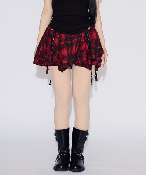 tinkerend(ティンカーエンド)の「Asymmetrical Belt Mini Skirt / アシンメトリーベルトミニスカート(スカート・レディース・ブラック/レッド・FREE)」の13枚目の写真