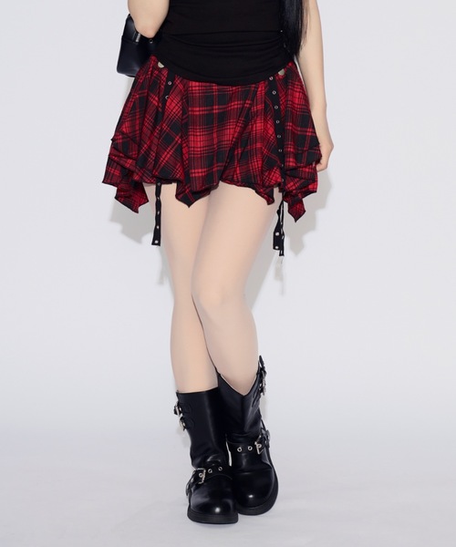 tinkerend(ティンカーエンド)の「Asymmetrical Belt Mini Skirt / アシンメトリーベルトミニスカート(スカート・レディース・ブラック/レッド・FREE)」の14枚目の写真