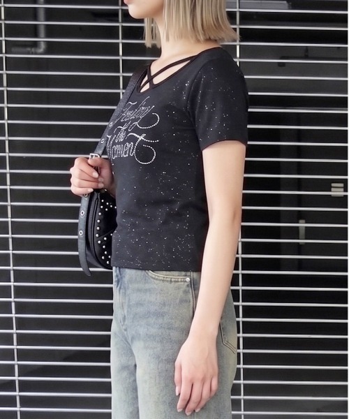 FUN(ファン)の「ラメストーンクロスプルオーバー(Tシャツ/カットソー・レディース・グレー/ブラック/オフホワイト・FREE)」の4枚目の写真