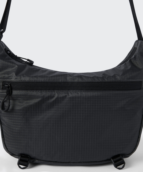 MUSINSA STANDARD（ムシンサスタンダード）の「[シティレジャー] リップストップコンパクトクロスバッグ [ブラック]（メッセンジャーバッグ・レディース・その他・FREE）」の7枚目の写真