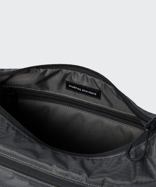MUSINSA STANDARD（ムシンサスタンダード）の「[シティレジャー] リップストップコンパクトクロスバッグ [ブラック]（メッセンジャーバッグ・レディース・その他・FREE）」の2枚目の写真