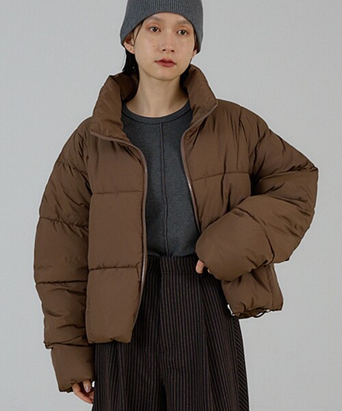 NOMINE(ノミネ)の「中綿 ショートブルゾン|クロップド パファー 軽量(ダウンジャケット/コート・レディース・ネイビー/セージグリーン/ブラウン・フリー)」の2枚目の写真