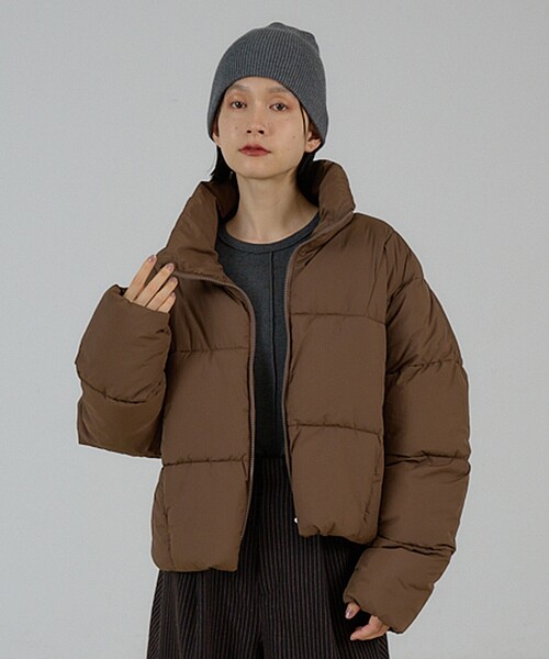 NOMINE(ノミネ)の「中綿 ショートブルゾン|クロップド パファー 軽量(ダウンジャケット/コート・レディース・ネイビー/セージグリーン/ブラウン・フリー)」の7枚目の写真