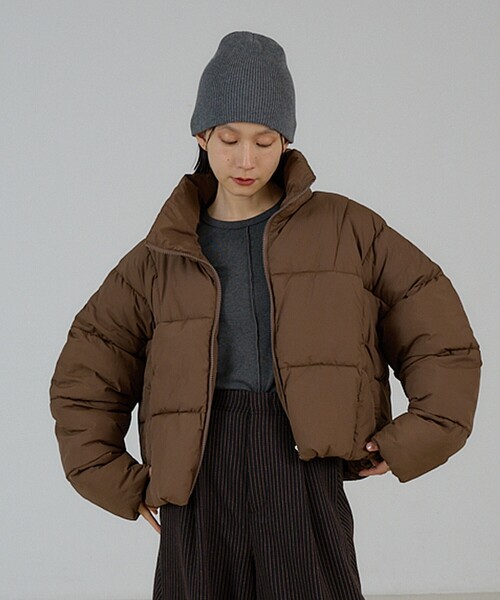 NOMINE(ノミネ)の「中綿 ショートブルゾン|クロップド パファー 軽量(ダウンジャケット/コート・レディース・ネイビー/セージグリーン/ブラウン・フリー)」の8枚目の写真