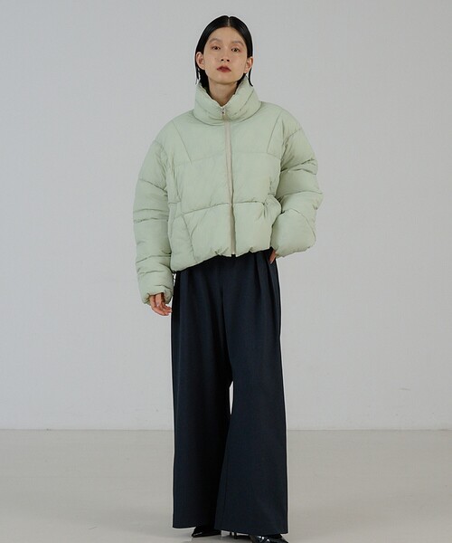 NOMINE(ノミネ)の「中綿 ショートブルゾン|クロップド パファー 軽量(ダウンジャケット/コート・レディース・ネイビー/セージグリーン/ブラウン・フリー)」の12枚目の写真