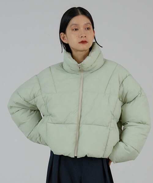 NOMINE(ノミネ)の「中綿 ショートブルゾン|クロップド パファー 軽量(ダウンジャケット/コート・レディース・ネイビー/セージグリーン/ブラウン・フリー)」の13枚目の写真