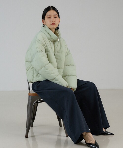 NOMINE(ノミネ)の「中綿 ショートブルゾン|クロップド パファー 軽量(ダウンジャケット/コート・レディース・ネイビー/セージグリーン/ブラウン・フリー)」の15枚目の写真
