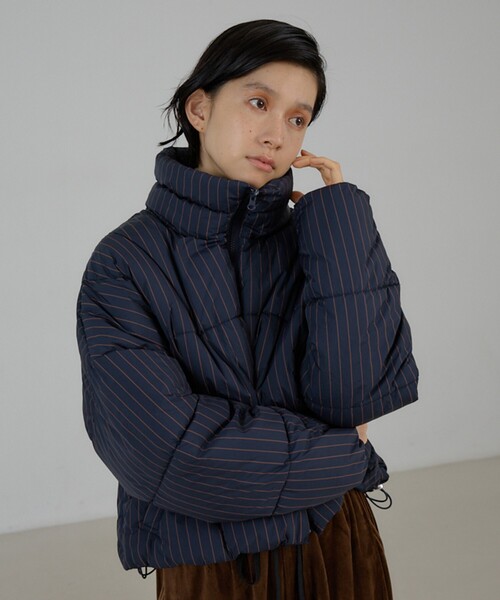 NOMINE(ノミネ)の「中綿 ショートブルゾン|クロップド パファー 軽量(ダウンジャケット/コート・レディース・ネイビー/セージグリーン/ブラウン・フリー)」の22枚目の写真