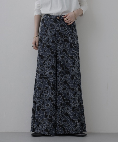 crossi(クロッシー)の「ダメージ花柄総レースフレアワイドパンツ(デニムパンツ・レディース・ブルー・LARGE)」の11枚目の写真