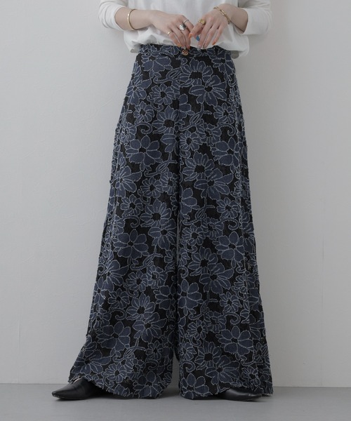 crossi(クロッシー)の「ダメージ花柄総レースフレアワイドパンツ(デニムパンツ・レディース・ブルー・LARGE)」の2枚目の写真