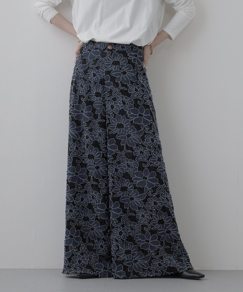 crossi(クロッシー)の「ダメージ花柄総レースフレアワイドパンツ(デニムパンツ・レディース・ブルー・LARGE)」の3枚目の写真