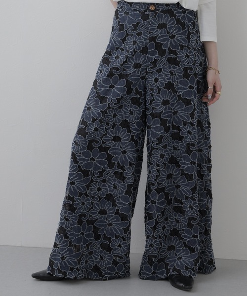 crossi(クロッシー)の「ダメージ花柄総レースフレアワイドパンツ(デニムパンツ・レディース・ブルー・LARGE)」の7枚目の写真