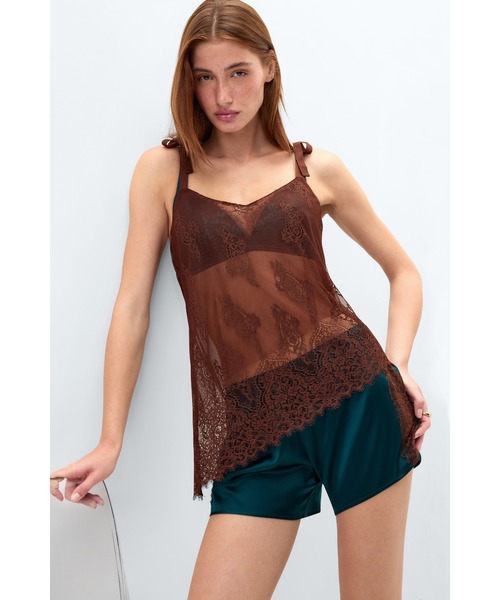 Intimissimi（インティミッシミ）の「"Lace Perfection" レース アシンメトリー トップス（キャミソール・レディース・ダークブラウン・S/L/M）」の2枚目の写真
