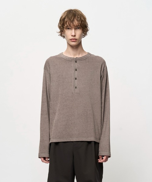 Juha(ユハ)の「SOFT PILE CROPPED HENLEY(Tシャツ/カットソー・メンズ・ブラック/アイボリー/グレイッシュベージュ・4/3)」の1枚目の写真