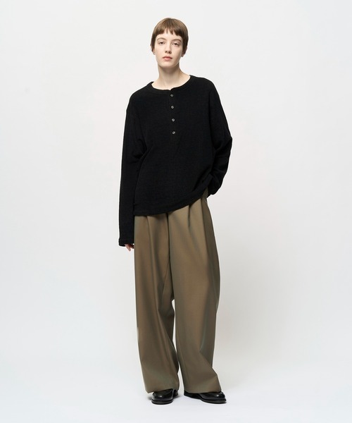 Juha(ユハ)の「SOFT PILE CROPPED HENLEY(Tシャツ/カットソー・メンズ・ブラック/アイボリー/グレイッシュベージュ・4/3)」の4枚目の写真