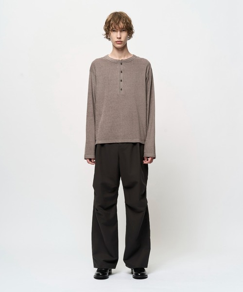 Juha(ユハ)の「SOFT PILE CROPPED HENLEY(Tシャツ/カットソー・メンズ・ブラック/アイボリー/グレイッシュベージュ・4/3)」の10枚目の写真