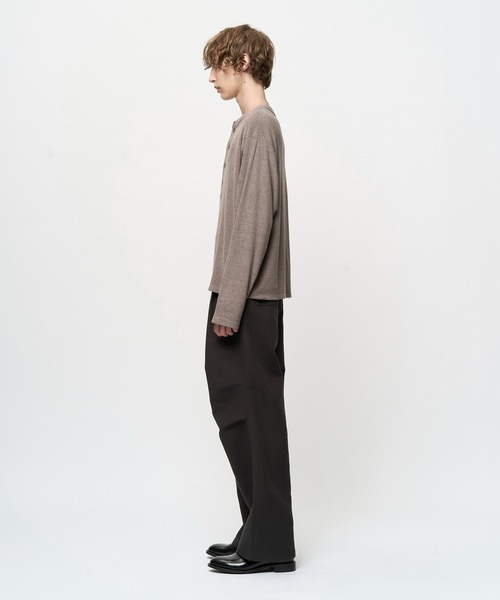 Juha(ユハ)の「SOFT PILE CROPPED HENLEY(Tシャツ/カットソー・メンズ・ブラック/アイボリー/グレイッシュベージュ・4/3)」の11枚目の写真
