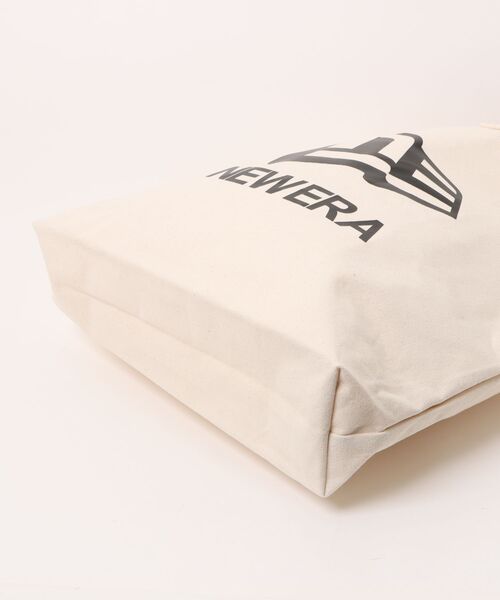 NEW ERA（ニューエラ）の「【NEW ERA/ニューエラ】キャンバス トートバッグ 14L リニアロゴ（トートバッグ・メンズ・ブラック/アイボリー・FREE）」の4枚目の写真