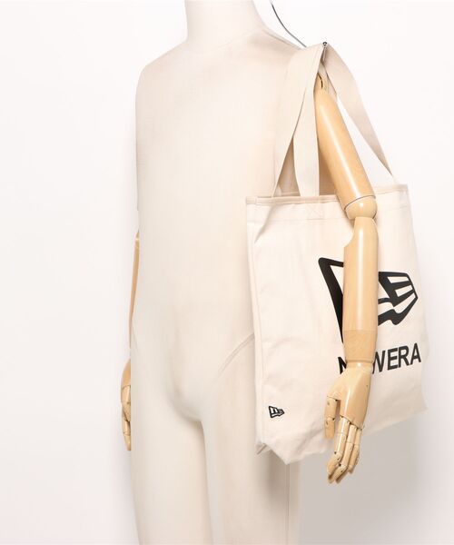 NEW ERA（ニューエラ）の「【NEW ERA/ニューエラ】キャンバス トートバッグ 14L リニアロゴ（トートバッグ・メンズ・ブラック/アイボリー・FREE）」の6枚目の写真