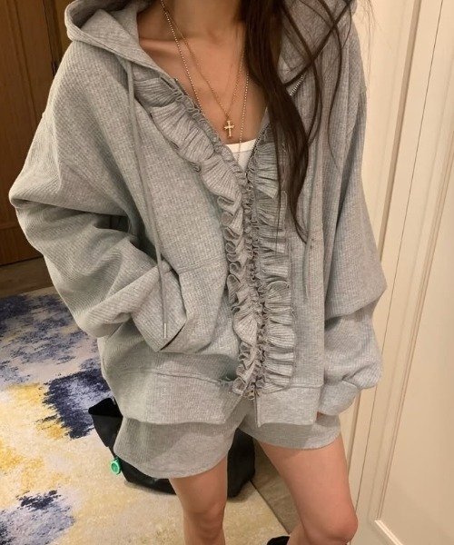 FLINEA(フリネア)の「フード付きフリルジャケット&ショートパンツセットアップ(セットアップ・レディース・グレー/ベージュ・FREE)」の1枚目の写真