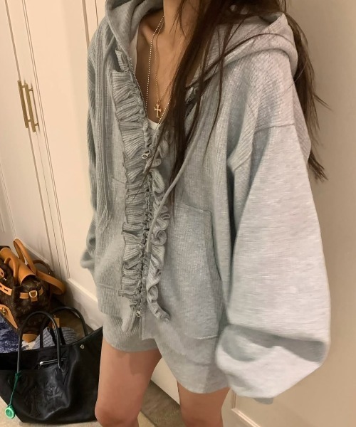 FLINEA(フリネア)の「フード付きフリルジャケット&ショートパンツセットアップ(セットアップ・レディース・グレー/ベージュ・FREE)」の3枚目の写真