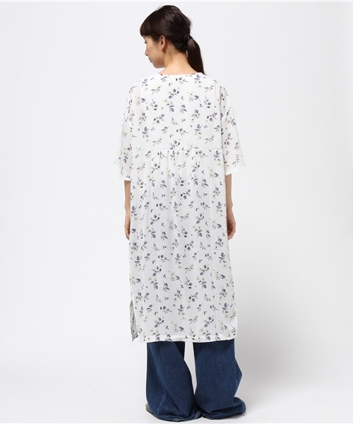 E hyphen world gallery(イーハイフンワールドギャラリー)の「・花柄シフォンロングガウン(カーディガン/ボレロ・レディース・オフホワイト/ブラック・FREE)」の8枚目の写真