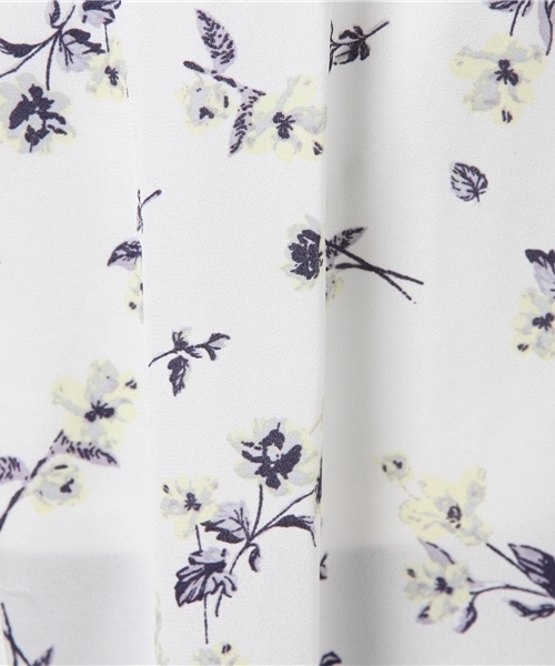 E hyphen world gallery(イーハイフンワールドギャラリー)の「・花柄シフォンロングガウン(カーディガン/ボレロ・レディース・オフホワイト/ブラック・FREE)」の5枚目の写真