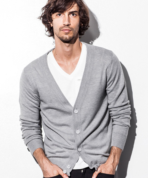 AKM Contemporary（エイケイエムコンテンポラリー）の「AKM Contemporary(エイケイエムコンテンポラリー)アンゴラ混Vネックニットカーディガン（カーディガン/ボレロ・メンズ・グレー/ネイビー/ブラック・MEDIUM/SMALL/LARGE）」の2枚目の写真