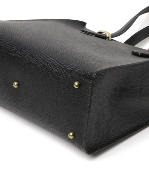 TOFF&LOADSTONE（トフアンドロードストーン）の「TOFF & LOADSTONE: スクエア エンボス トートバッグ（トートバッグ・メンズ・ブラック/ベージュ・ONE SIZE）」の4枚目の写真