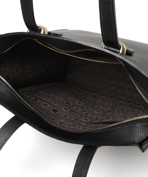 TOFF&LOADSTONE（トフアンドロードストーン）の「TOFF & LOADSTONE: スクエア エンボス トートバッグ（トートバッグ・メンズ・ブラック/ベージュ・ONE SIZE）」の5枚目の写真