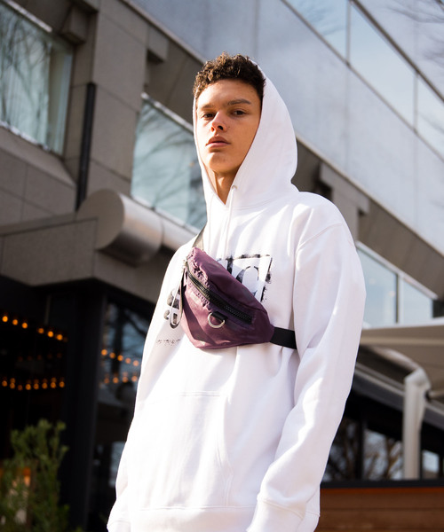 SWAGGER（スワッガー）の「【SWAGGER】≪WEB限定≫ロゴプリントウエストバッグ/ボディバッグ（ボディバッグ/ウエストポーチ・メンズ・ホワイト/ブラック/パープル/オレンジ・FREE）」の4枚目の写真