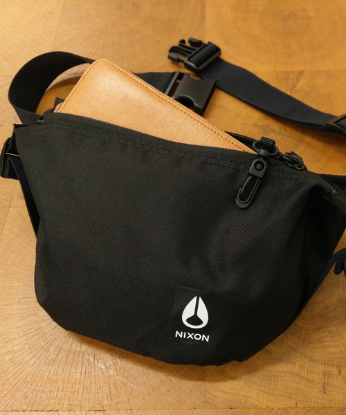 NIXON(ニクソン)の「TRESTLES SMU HIPPACK BAG(ボディバッグ/ウエストポーチ・メンズ・チャコールグレー/ブラック/ブラウン系カモフラージュ/カモフラージュ・FREE)」の2枚目の写真