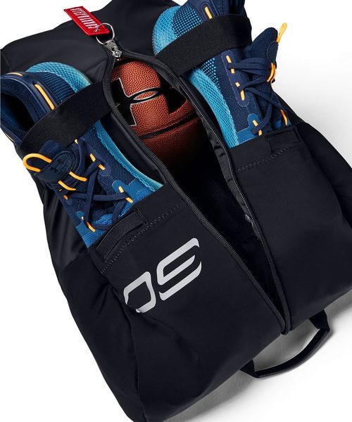 UNDER ARMOUR（アンダーアーマー）の「ユニセックスバスケットボールバックパック / SC30 バックパック 25.5L（バックパック/リュック・メンズ・ブラック・ONESIZE）」の3枚目の写真