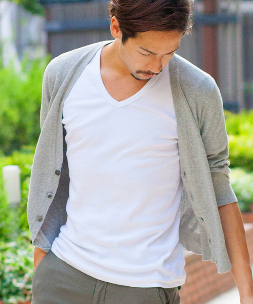 BEAUTY&YOUTH UNITED ARROWS(ビューティーアンドユースユナイテッドアローズ)の「【WEB限定】by ∴ カラー シェルボタン Vカーディガン 7SL ◆(カーディガン/ボレロ・メンズ・グレー/ケリー/ネイビー/ピンク・SMALL/MEDIUM/LARGE)」の2枚目の写真