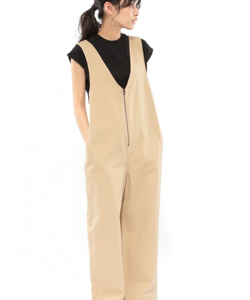LAKOLE（ラコレ）の「フロントジップサロペット / LAKOLE（サロペット/オーバーオール・レディース・ベージュ/カーキ/スモーク/ナチュラル・SMALL/MEDIUM）」の2枚目の写真