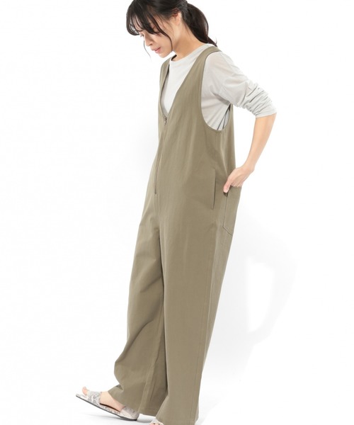 LAKOLE（ラコレ）の「フロントジップサロペット / LAKOLE（サロペット/オーバーオール・レディース・ベージュ/カーキ/スモーク/ナチュラル・SMALL/MEDIUM）」の4枚目の写真